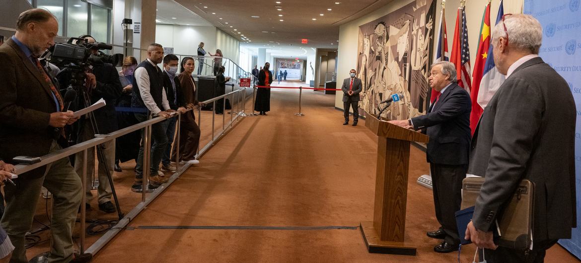 Le Secrétaire général de l'ONU devant des journalistes au siège de l'ONU.