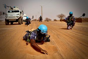 Um membro da Equipe de Busca e Detecção servindo na Missão de Estabilização da ONU no Mali examina uma estrada em Menaka, no nordeste do Mali.