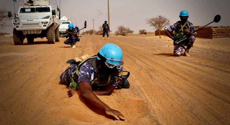 Um membro da Equipe de Busca e Detecção a serviço da Missão de Estabilização da ONU em Mali examina uma estrada em Menaka, no nordeste de Mali.