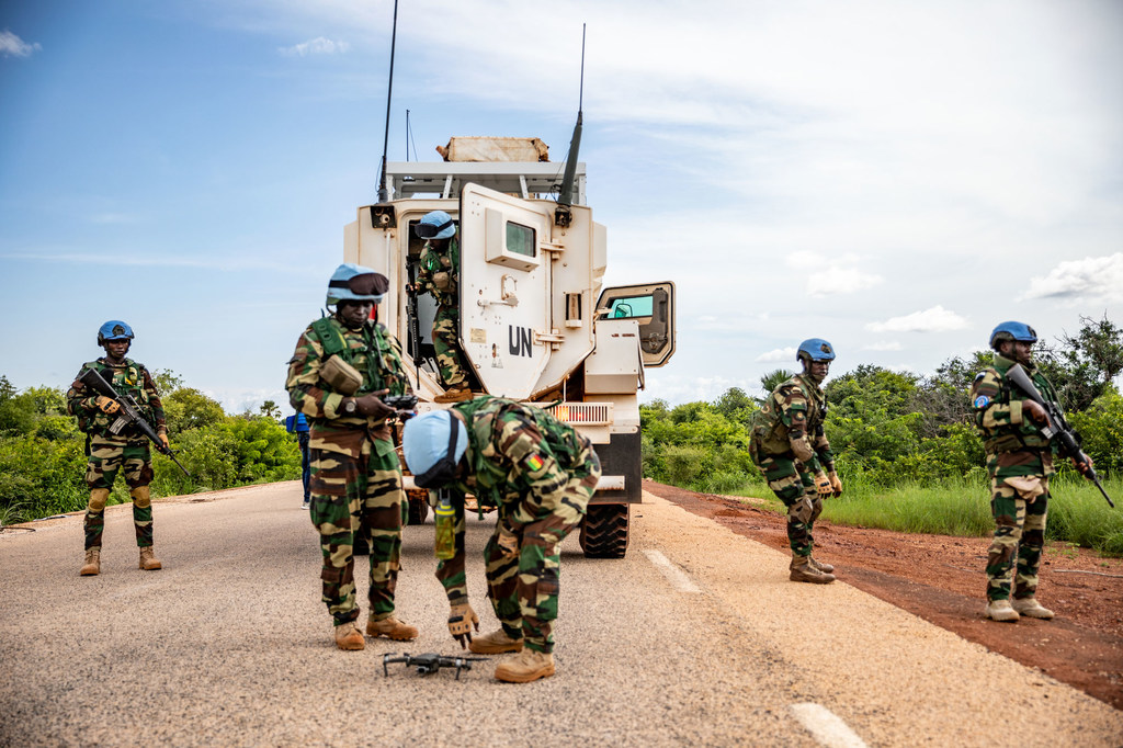 يقوم جنود حفظ السلام السنغاليون الذين يعملون مع بعثة الأمم المتحدة المتكاملة المتعددة الأبعاد لتحقيق الاستقرار في مالي بتأمين الطريق الذي يجب أن تسلكه قافلتهم إلى أوغوساغو لضمان سلامة أفرادها.