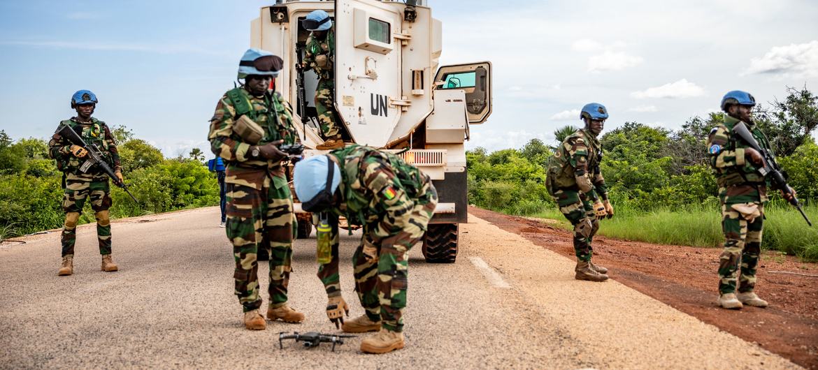 Penjaga perdamaian Senegal yang bertugas dengan MINUSMA mengamankan rute yang harus dilalui konvoi mereka ke Ogoussagou untuk memastikan keselamatan personelnya.