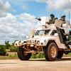 يقوم جنود حفظ السلام السنغاليون الذين يعملون مع بعثة مينوسما بتأمين الطريق الذي يجب أن تسلكه قافلتهم إلى أوغوساغو لضمان سلامة أفرادها.