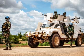 من الأرشيف: يقوم جنود حفظ السلام السنغاليون الذين يعملون مع بعثة مينوسما بتأمين الطريق الذي يجب أن تسلكه قافلتهم إلى أوغوساغو لضمان سلامة أفرادها.
