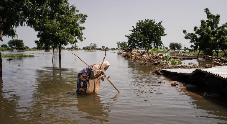 Una mujer afectada por las inundaciones en Jakusko, Nigeria. 