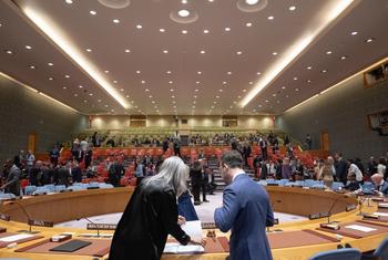 Sur cette photo d'archive, deux membres du personnel de l'ONU discutent de certaines questions, alors que le Conseil de sécurité se prépare à convoquer une réunion.