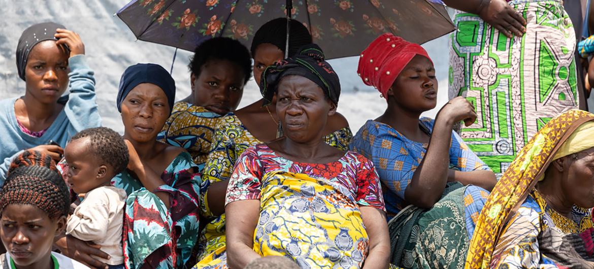 Mulheres deslocadas esperam para receber assistência monetária em Kivu do Norte, República Democrática do Congo