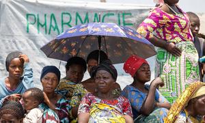 Mulheres deslocadas esperam para receber assistência monetária em Kivu do Norte, República Democrática do Congo