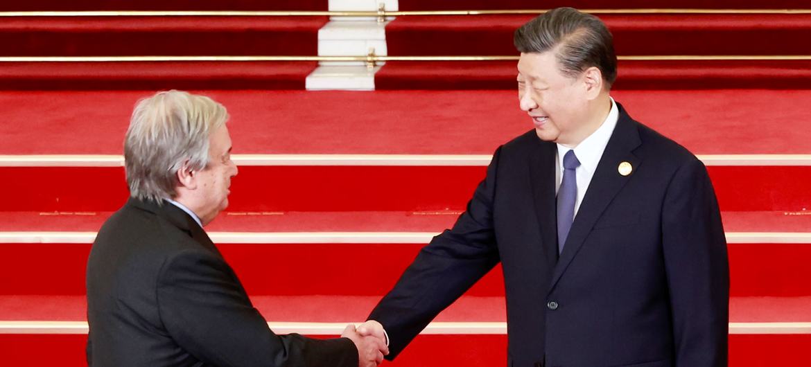 Le Secrétaire général António Guterres (à gauche) est accueilli par Xi Jinping, Président de la Chine, dans le Grand Palais du Peuple lors du 3e Forum des Nouvelles Routes de la Soie à Beijing, en Chine.