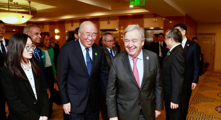 سیکرٹری جنرل انتونیو گوتیرش ماحولیاتی تبدیلی کے امور پر چین کے سفیر شے چن ہوا کے ساتھ۔