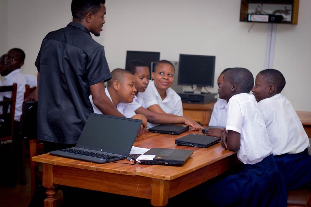 Mafunzo ya TEHAMA yanayoendeshwa na TEDI Tanzania kwa wanafunzi na walimu wa Shule ya Upili ya Maringeni, Moshi, Tanzania.