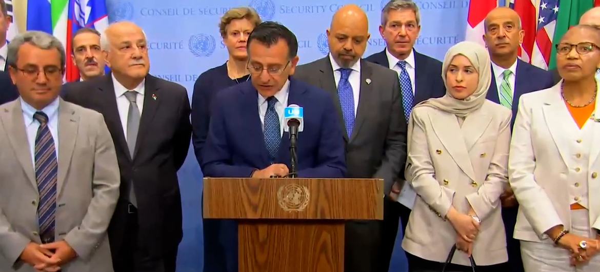 انرا کی حمایت میں آنے والے سفراء کا کہنا تھا کہ اس پر پابندی عائد کرنے کے انسانی و سیاسی صورتحال اور سلامتی پر سنگین اثرات مرتب ہوں گے۔ 