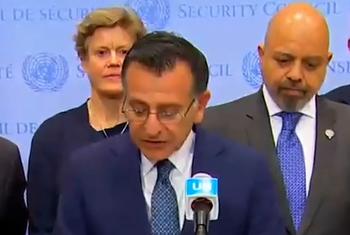 مجموعة من سفراء الدول الدول المنضمة إلى مبادرة الالتزامات المشتركة تجاه وكالة الأونروا. يدلي ببيان مشترك، نيابة عن المجموعة، الممثل الدائم للأردن لدى الأمم المتحدة محمود حمود.