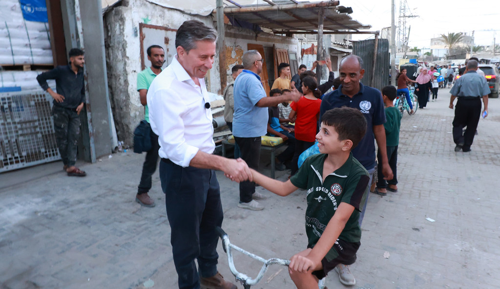Tom Fletcher, Naibu Katibu Mkuu wa Umoja wa Mataifa katika Masuala ya Kibinadamu, akimsalimia mvulana wa Kipalestina huko Gaza.