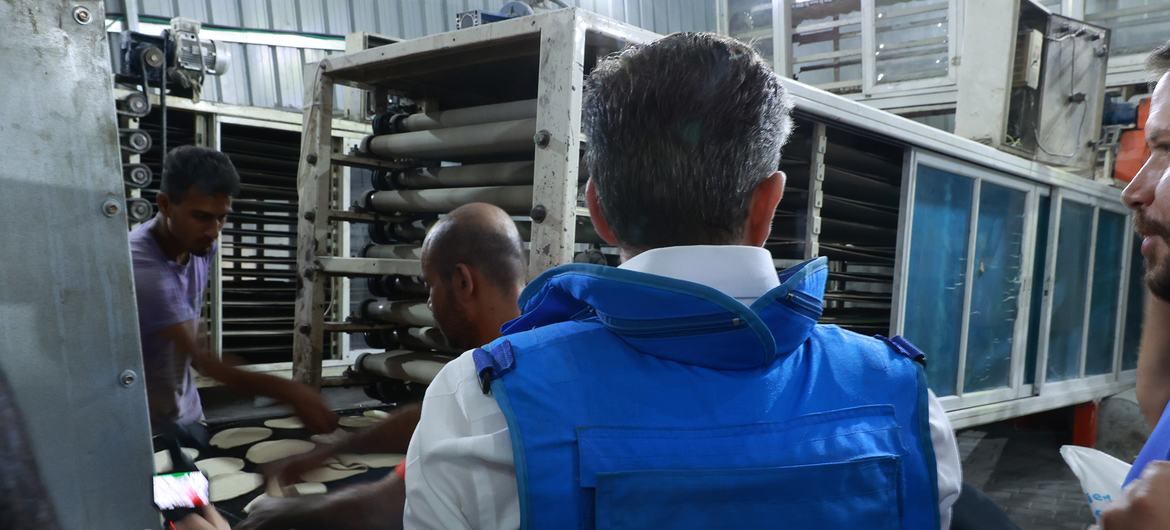 Том Флетчер посетил пекарню в Газе, получающую поддержку ВПП.