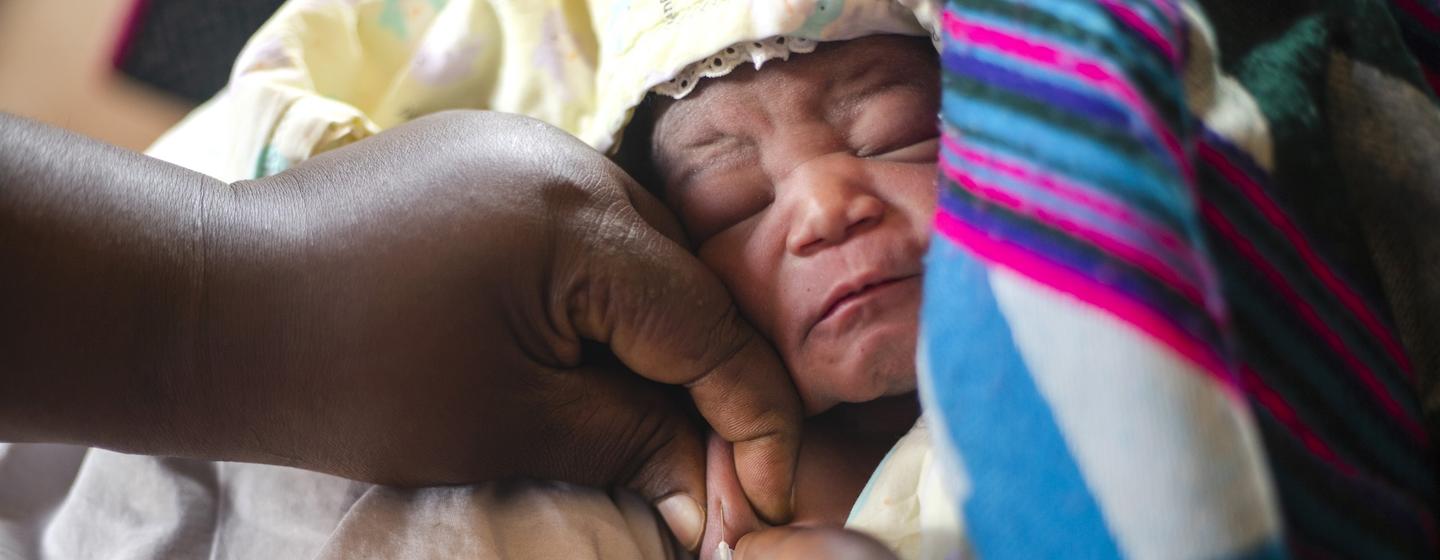 Un bébé se faisant vacciner au centre de santé IV d'Ogur, dans le district de Lira, dans le nord de l'Ouganda.