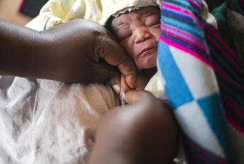 Un bébé se faisant vacciner au centre de santé IV d'Ogur, dans le district de Lira, dans le nord de l'Ouganda.