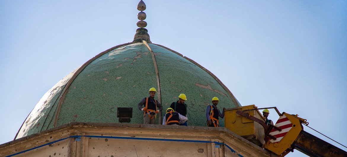 Los trabajadores reparan parte de la mezquita Al-Nouri en Mosul.