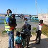 في موزمبيق، وصل النازحون داخليا الفارون من انعدام الأمن في كابو ديلغادو إلى شاطئ باكويتكيت في بيمبا بالقارب.