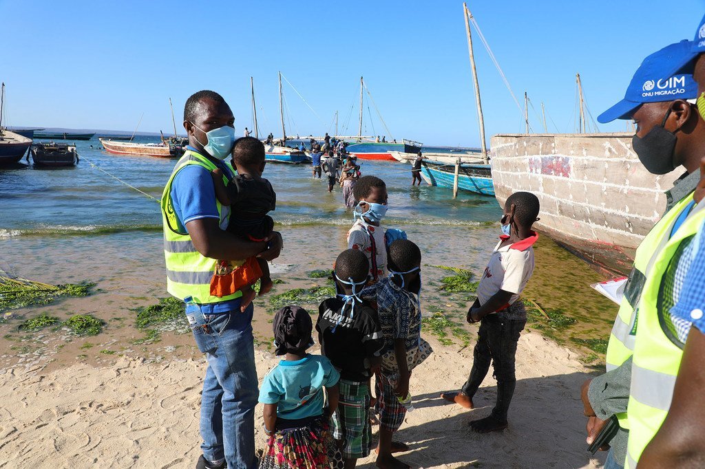 Deslocados internos fugindo da insegurança em Cabo Delgado chegando de barco à praia de Paquitequete, em Pemba.