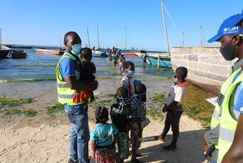 في موزمبيق، وصل النازحون داخليا الفارون من انعدام الأمن في كابو ديلغادو إلى شاطئ باكويتكيت في بيمبا بالقارب.