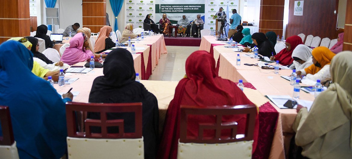 सोमालिया की संसद के निचले सदन के लिए उम्मीदवार महिलाएँ एक फ़ोरम में शिरकत कर रही हैं.