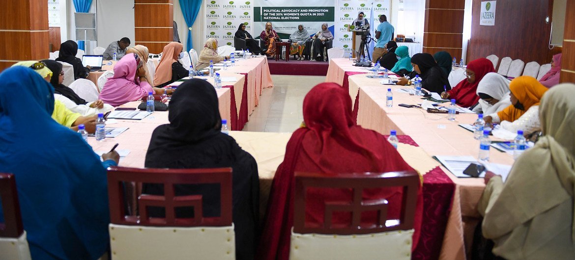 Candidatas a la cámara baja del parlamento de Somalia asisten a un foro de participación política.