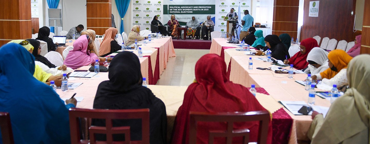 Des femmes candidates au Parlement de la Chambre basse en Somalie assistent à un forum de participation politique.