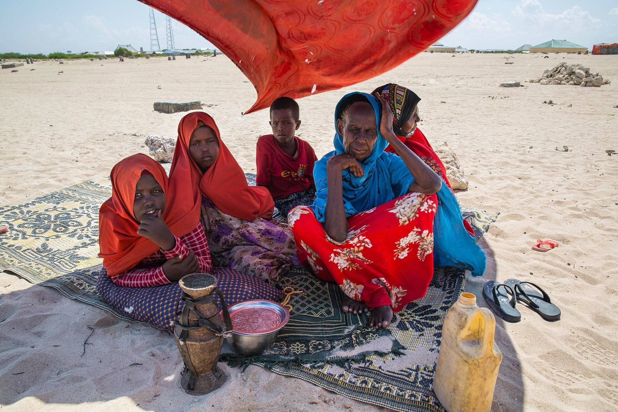 أدى الصراع والجفاف إلى نقص الغذاء في أجزاء كثيرة من الصومال.