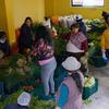 在秘鲁利马的乔里洛斯镇，各个施膳处正在分发从食品库取得的食物。
