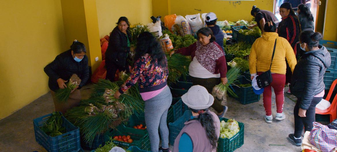 Distribución de comida en uno de los comedores sociales del barrio de Chorrillos, en Lima, Perú