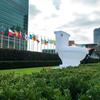 Un retrete hinchable gigante se encuentra en el jardín delantero de la sede de la ONU para conmemorar el Día Mundial del Retrete.
