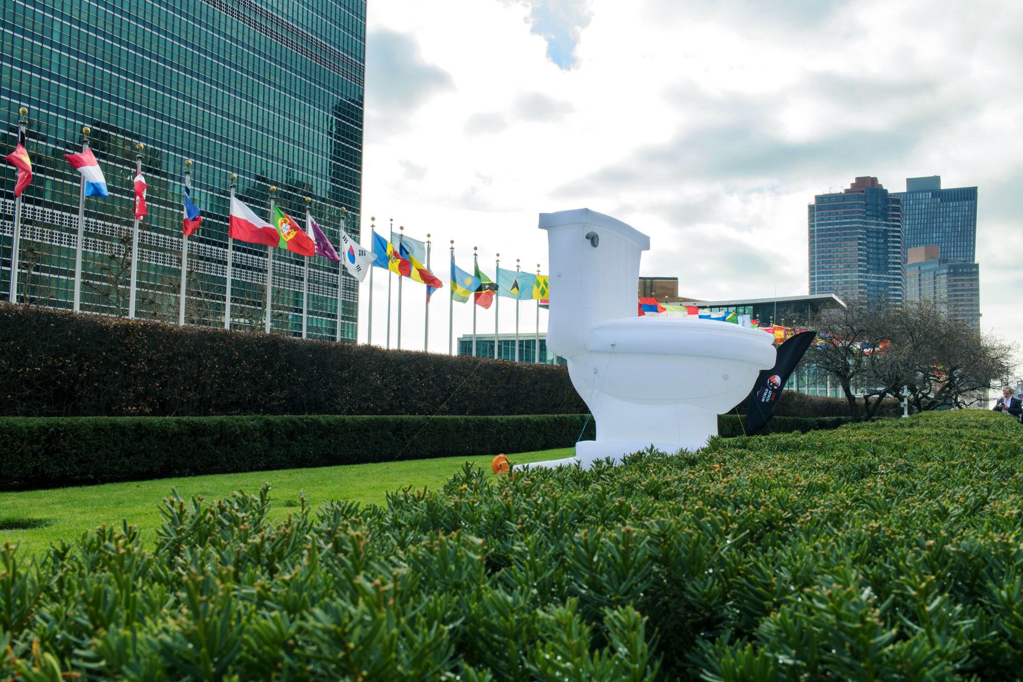 一个巨大的充气马桶坐落在联合国总部的前草坪上，以纪念世界厕所日。（资料图）
