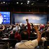 民间社会组织代表在气候大会上发表《人民宣言》。