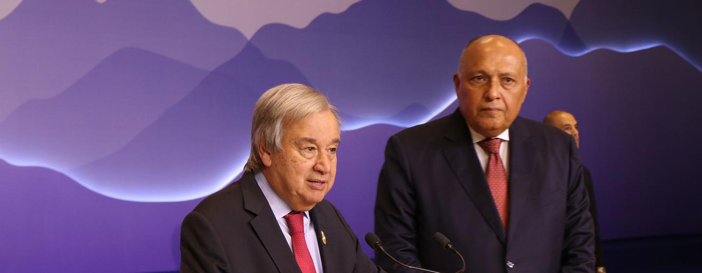 اقوام متحدہ کے سیکرٹری جنرل انتونیو گوتیرش کاپ 27 کے دوران صحافیوں سے خطاب کر رہے ہیں جبکہ کاپ 27 کے صدر مصر کے سامح شکری ان کے ساتھ کھڑے ہیں۔