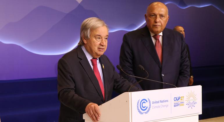 El Secretario General de la ONU, António Guterres, habla en la reunión de la COP27 con el Presidente de la COP27, Sameh Shoukry, de pie a su derecha.