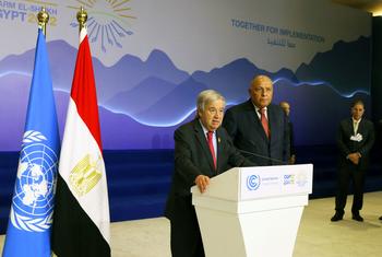 El Secretario General de la ONU, António Guterres, con el presidente de la COP27, Sameh Shoukry, en Sharm El Sheik, Egipto