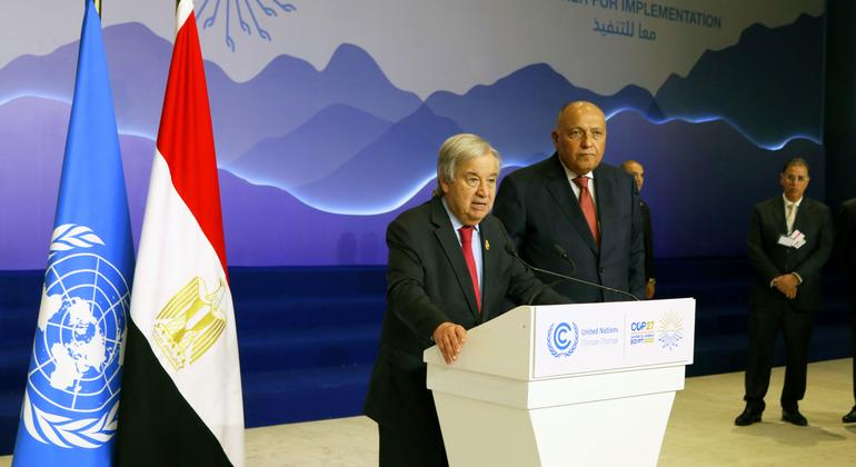 El Secretario General de la ONU, António Guterres, con el presidente de la COP27, Sameh Shoukry, en Sharm El Sheik, Egipto