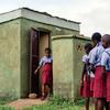 Des filles utilisent les toilettes dans une école de l'État de Benue, au Nigéria.