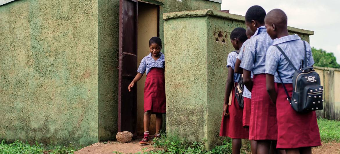 Meninas usam toaletes em uma escola Benue State, Nigéria.