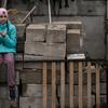 Une fillette de neuf ans fait une pause en aidant sa mère à nettoyer leur maison, dont la majeure partie a été détruite par les bombardements à Chernihiv, en Ukraine.