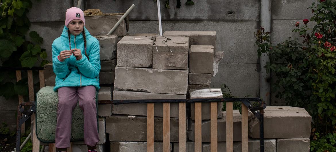  Ужасы войны в Украине. Девятилетняя девочка отдыхает, помогая матери убирать дом, большая часть которого была разрушена в результате обстрелов в Чернигове, Украина.