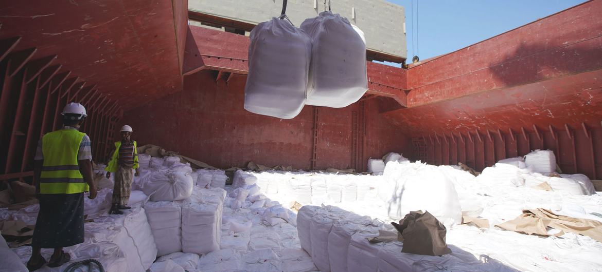 Descarga de cereales ucranianos en el puerto de Hodeidah, en Yemen