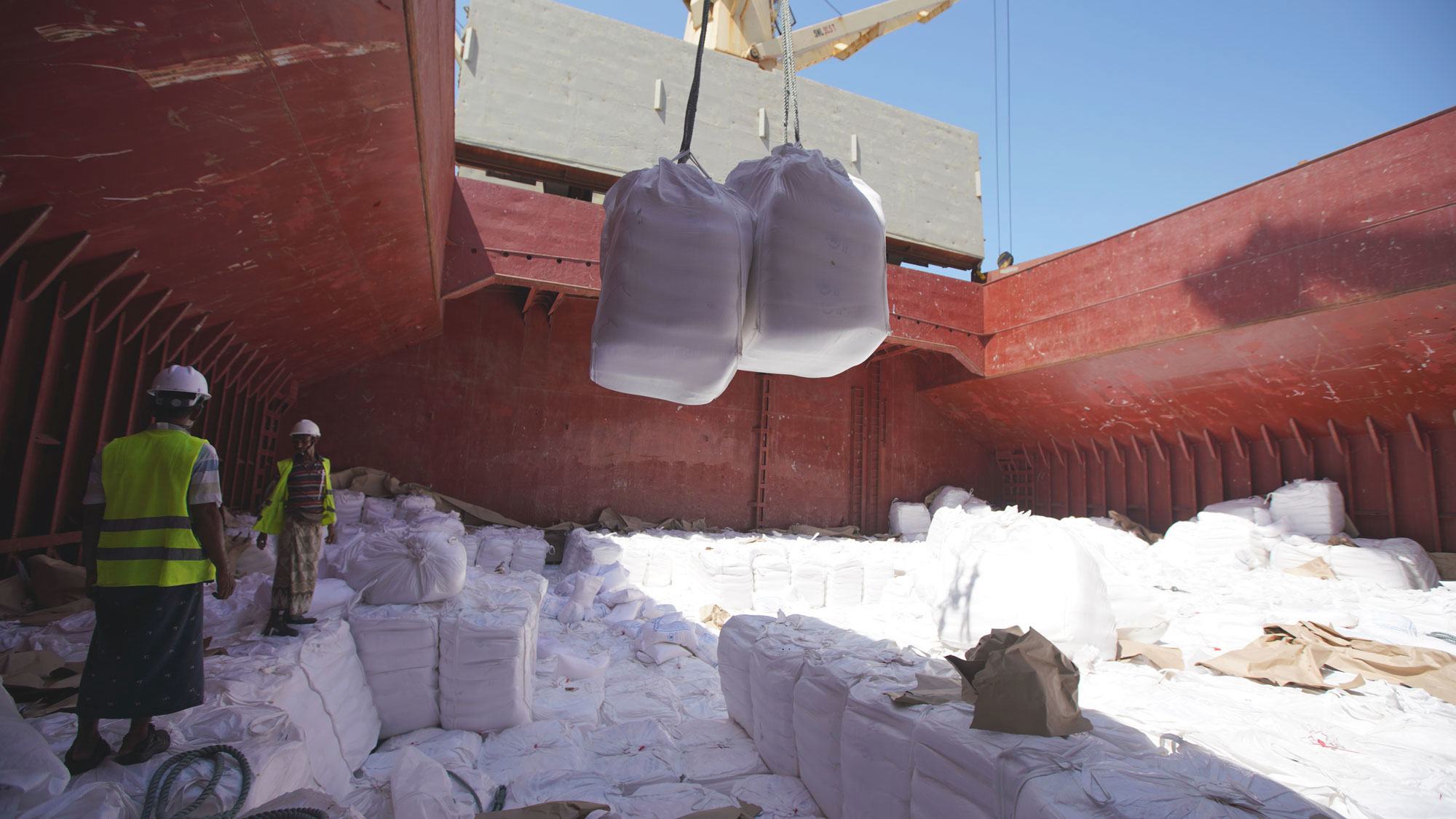 在土耳其碾磨的乌克兰小麦面粉被运抵也门荷台达港。