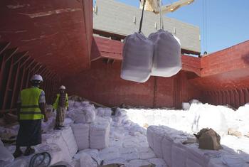 一艘装载着在土耳其碾磨的乌克兰小麦面粉的船只停靠在也门荷台达港。（2022年10月图片）