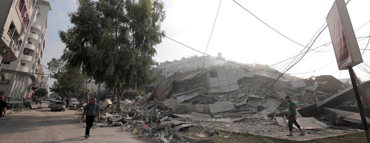 加沙的居民区遭到猛烈轰炸。