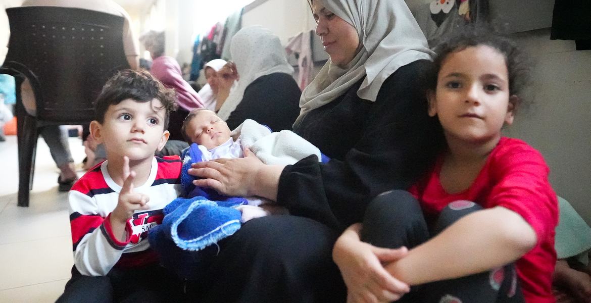 Families are sheltering at Al Shifa hospital.  (deposit)