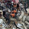 أفراد قوات الدفاع المدني في غزة، يحاولون إنقاذ الناس من تحت أنقاض مبنى هُدم بسبب قصف جوي.