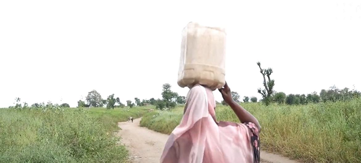 На фоне конфликта и тяжелой ситуации в сфере безопасности женщины и девочки в Судане часто становятся жертвами насилия. На фото – женщина, которой пришлось пройти одной несколько километров в небезопасном районе, чтобы купить муку для своей семьи.