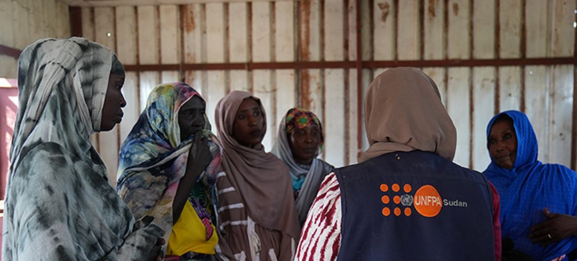 苏丹妇女向人口基金工作人员讲述她们每天面临的安全问题。