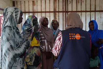 苏丹妇女向人口基金工作人员讲述她们每天面临的安全问题。